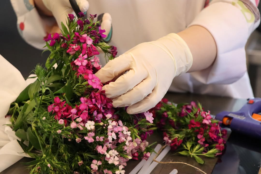 💐 Happy Mother’s Day! 💐On the last working day of the week, we surprised the wonderful mothers (2).jpg