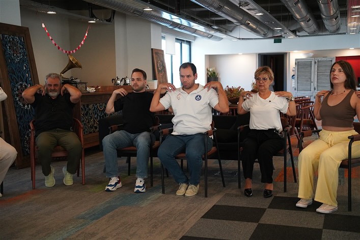 🧘_♀️ Multisport Day at AVS – Desk Yoga.Our AVS Young Volunteers team, together with Edasu Uzun .jpg