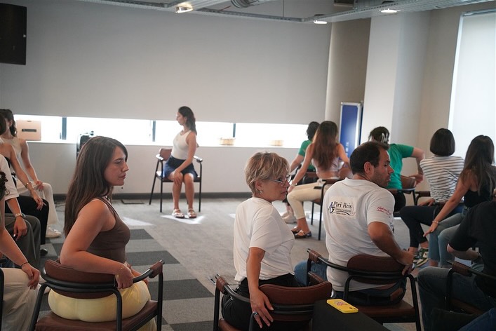 🧘_♀️ Multisport Day at AVS – Desk Yoga.Our AVS Young Volunteers team, together with Edasu Uzun  (6).jpg